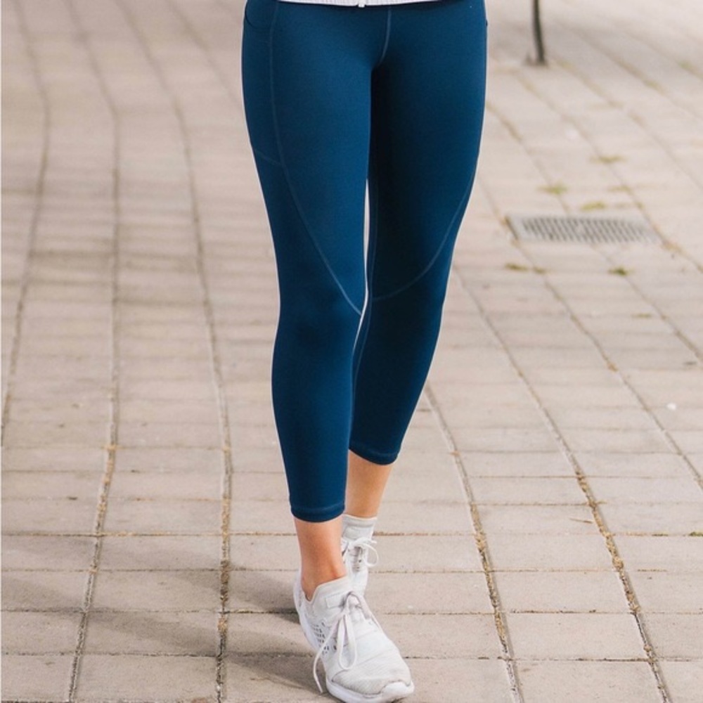 ZYIA Active Women's Pocket Light N Tight High-Rise Capri Sz 20 Navy blue